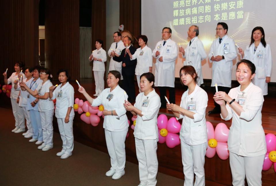 童綜合醫院慶祝護師節，進行象徵薪火相傳的傳光儀式。<br />（記者陳金龍攝）
