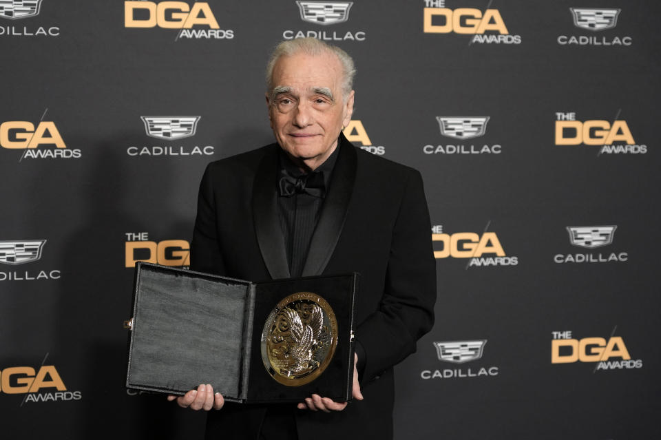 Martin Scorsese, director de la película "Killers of the Flower Moon," posa con su medallón a largometraje en la 76a entrega de los Premios DGA del Sindicato de Directores de Estados Unidos, el sábado 10 de febrero de 2024 en Beverly Hills, California. (Foto AP/Chris Pizzello)