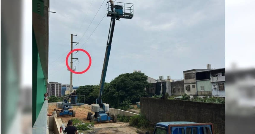 民間吊車勾壞69KV輸電線路導致蘆竹上萬戶大停電。（圖／台電提供）