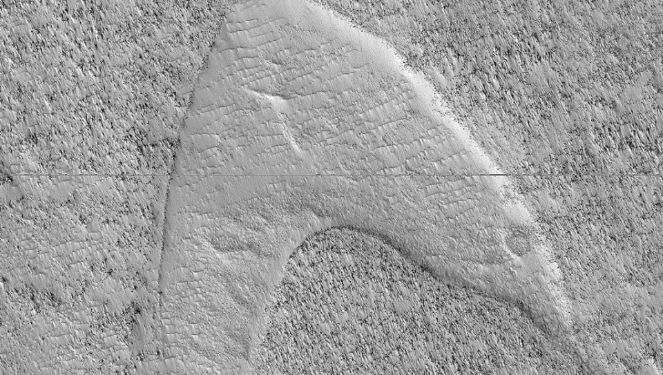 在火星上的希臘平原 (Hellas Planitia) 東南部，這些奇特的 V 字形是經過沙丘、熔岩和風交互影響變化的結果。 (<a href="https://www.uahirise.org/ESP_059708_1305" rel="nofollow noopener" target="_blank" data-ylk="slk:NASA/JPL-Caltech/UArizona;elm:context_link;itc:0;sec:content-canvas" class="link ">NASA/JPL-Caltech/UArizona</a>)