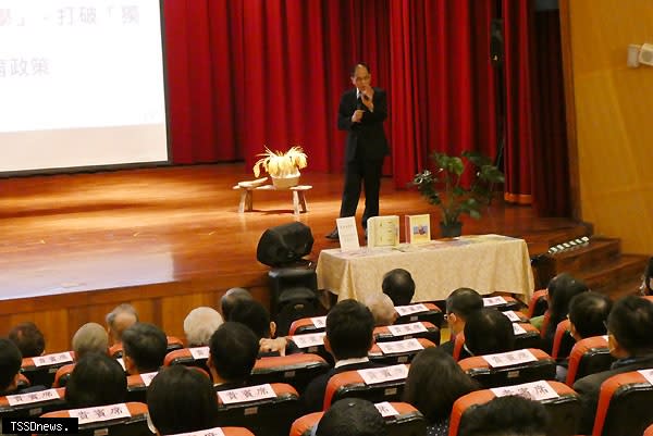 國立宜蘭大學攜手黃大魚文化藝術基金會舉辦黃春明週，立法院長游錫堃受邀講述他在宜蘭縣長任內，推動鄉土教育的過程。（記者董秀雲攝）