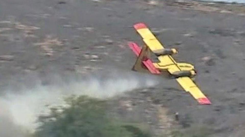 Avión bombero Canadair, poco antes de estrellarse en Eubea