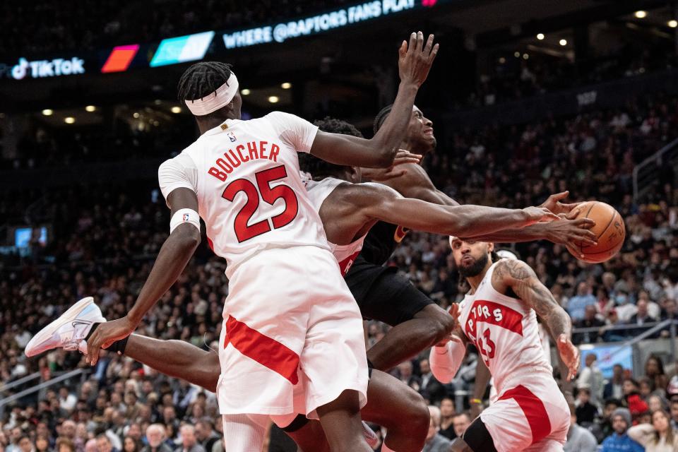 Cleveland Cavaliers' Caris LeVert, second from right, tries to force his way through the Toronto Raptors defense during second-half NBA basketball game action in Toronto, Monday, Nov. 28, 2022. (Chris Young/The Canadian Press via AP)