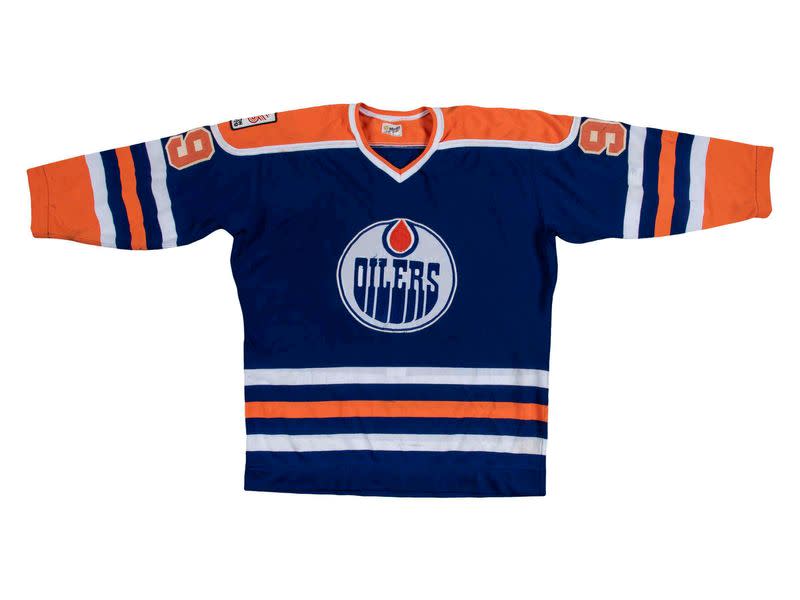 La camiseta fimada que Wayne Gretzky usó en un partido como visitante durante su temporada como novato con los Edmonton Oilers