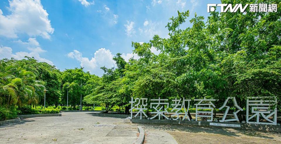 遠雄東御苑正對西灣里萬坪景觀公園，同時鄰近佔地約6公頃為目前全台灣最大的探索教育公園。