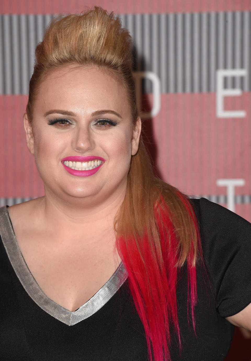 Réputation d’actrice trash oblige, Rebel Wilson ne pouvait pas se montrer trop classique côté coiffure. Son tie and dye rose vif a l’avantage d’être assorti à son rouge à lèvre.