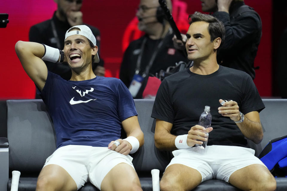 Roger Federer (derecha) y Rafael Nadal durante un entrenamiento previo a la Copa Laver de tenis, el 22 de septiembre de 2022, en Londres. (AP Foto/Kin Cheung)