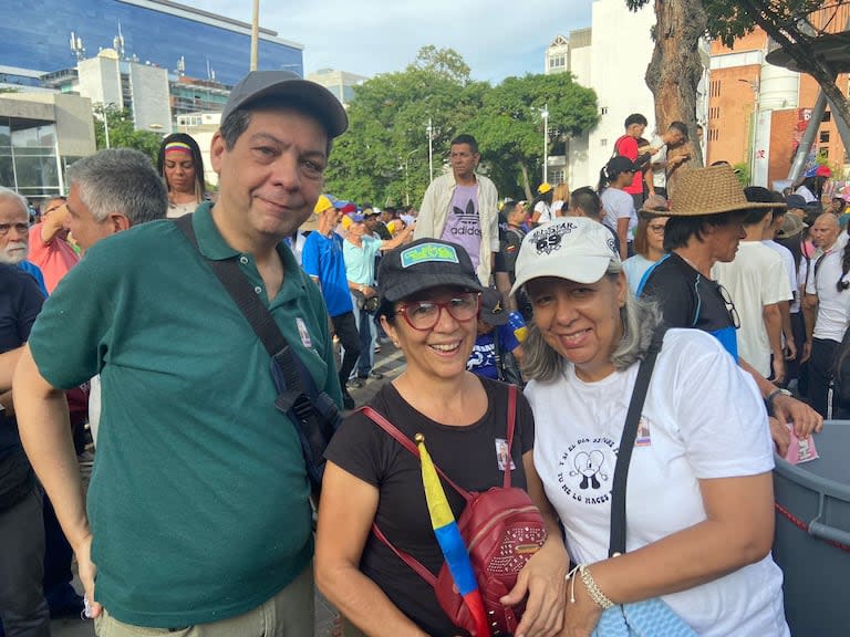 Tomás junto a su familia en el cierre de campaña de la dupla opositora en Las Mercedes. Lleva pegado en el pecho el sticker con la cara de Edmundo González