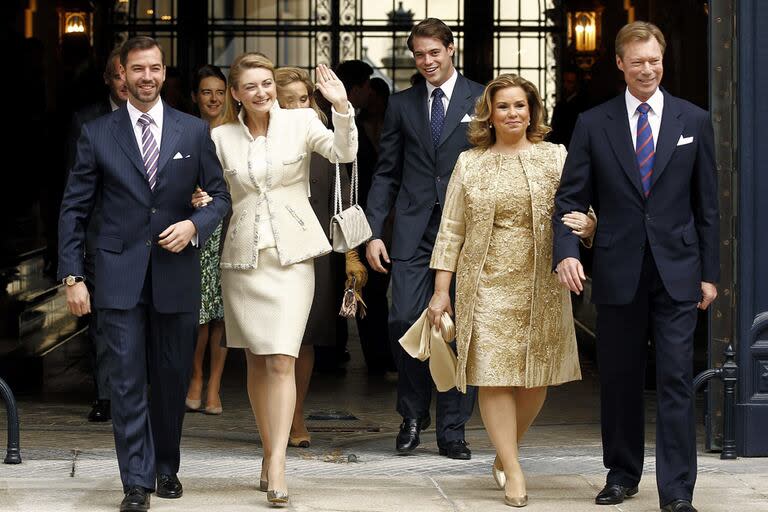 El príncipe Guillermo de Luxemburgo , y la condesa belga Stéphanie de Lannoy, acompañados por los padres de él, los Grandes Duques de Luxemburgo