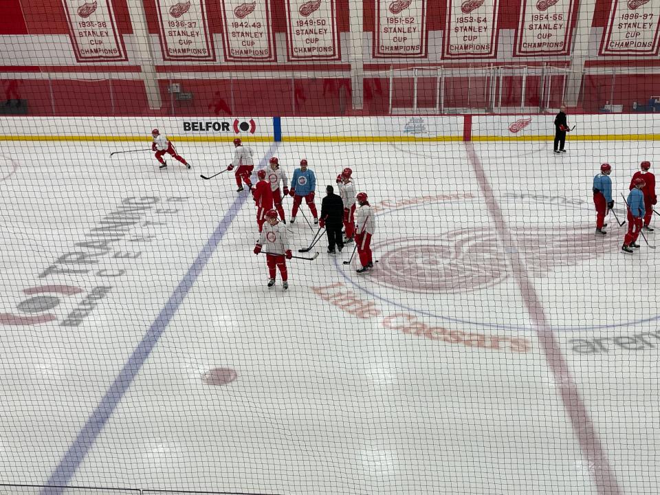 Jakub Vrana (blue jersey, center) at Detroit Red Wings practice, Dec. 16, 2022 in Detroit