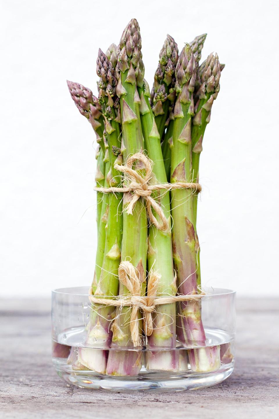 Reinvigorate sad asparagus by trimming the ends and placing upright in water (Getty/iStock)