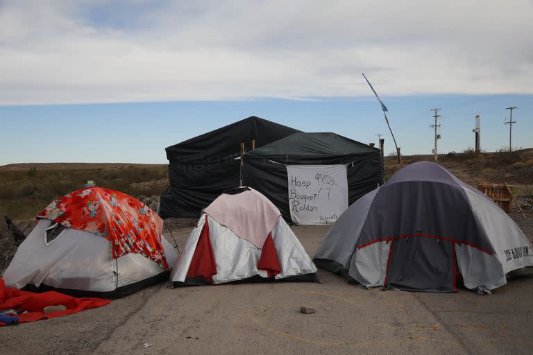 Personal de Salud en un piquete sobre la rutas a la entrada del yacimiento Fortín de Piedra impide el ingreso de camiones a las petroleras de Vaca Muerta. FOTO: Fabian Marelli