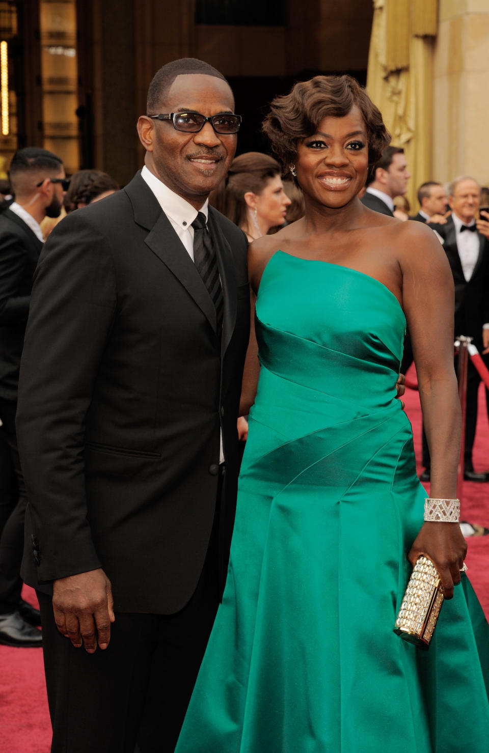 Julius Tennon, izquierda, y Viola Davis llegan los Oscar el domingo 2 de marzo de 2014 en el Teatro Dolby en Los Angeles. (Foto Jordan Strauss/Invision/AP)