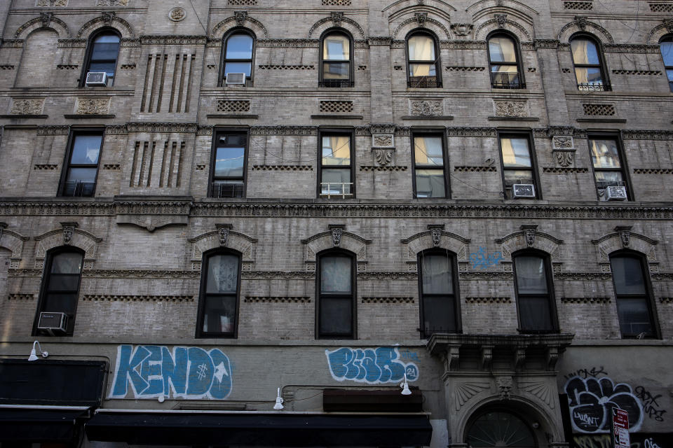 NEW YORK, NEW YORK - 19 MEI: Een oud appartementencomplex, nu omgebouwd tot dure appartementen, zoals te zien op 19 mei 2023 in de wijk Lower East Side van New York City, New York.  (Foto door Andrew Lichtenstein/Corbis via Getty Images)