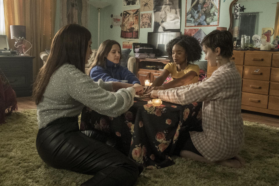 De izquierda a derecha Zoey Luna, Gideon Adlon, Lovie Simone y Cailee Spaeny en una imagen proporcionada por Sony Pictures. (Columbia Pictures/Sony vía AP)