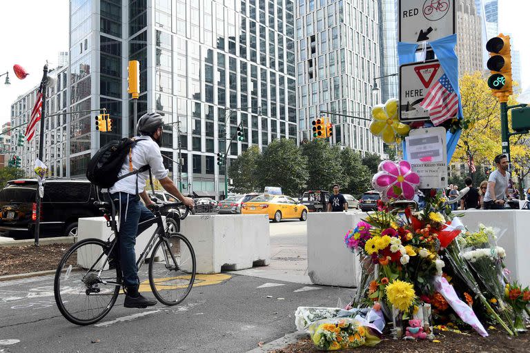 El terrorista invadió con una camioneta la senda para ciclistas y mató a cinco argentinos, entre otras personas