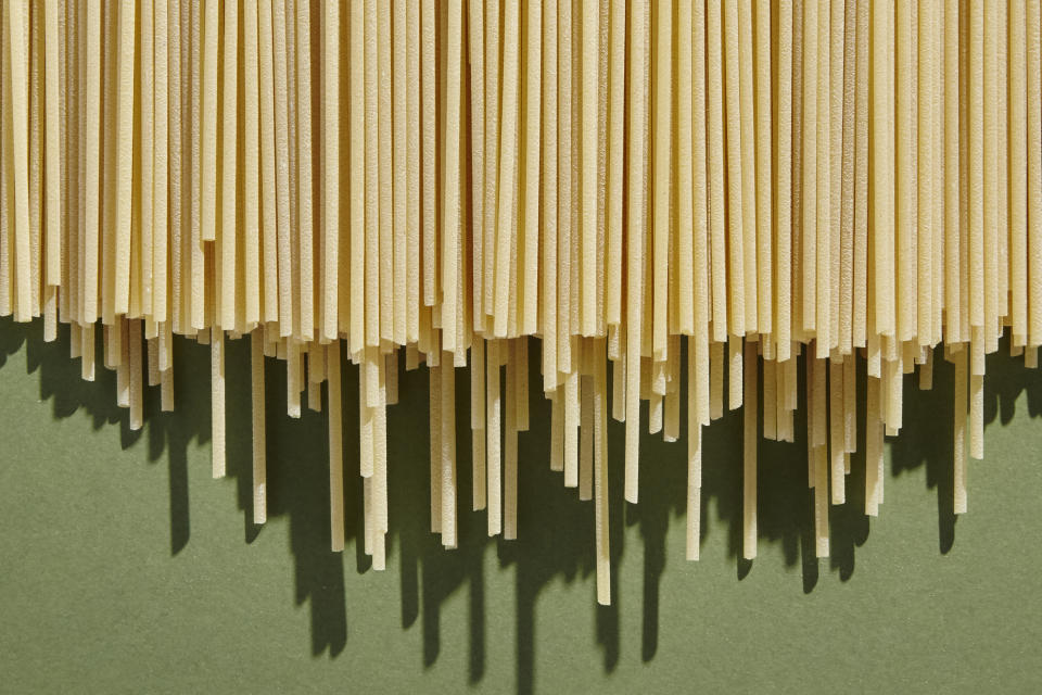 Spaghetti schmecken nicht nur gut - mit ihnen kann man auch Teelichter anzünden. (Bild: Getty Images)