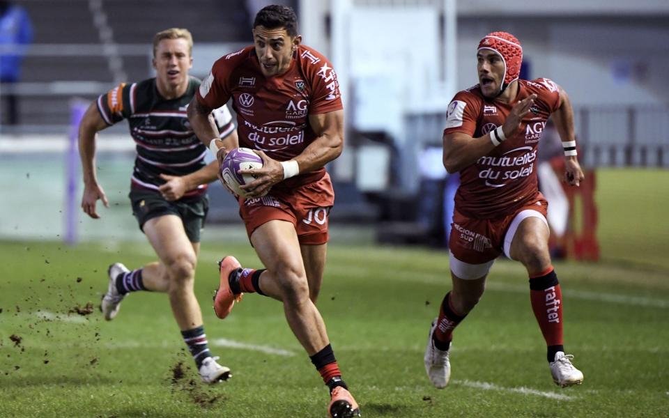 Toulon's New Zealander wing Bryce Heem (C) runs to score a try during the European Challenge Cup semi-final rugby union match between RC Toulon and Leicester Tigers at the Mayol Stadium in Toulon, southeastern France, on September 26, 2020.  - AFP