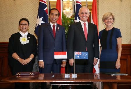 Indonesian Minister for Foreign Affairs Retno Marsudi (L-R), Indonesian President Joko Widodo, Australian Prime Minister Malcolm Turnbull and Australian Foreign Minister Julie Bishop pose for a picture during a signing ceremony at Admiralty House in Sydney, Australia, February 26, 2017. REUTERS/David Moir/Pool