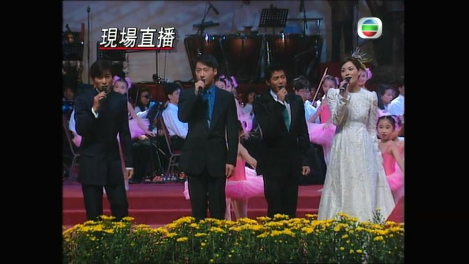 1997年香港回歸晚會上，四大天王、林子祥、葉蒨文、王菲、譚詠麟等8位巨星在江澤民面前獻唱組曲。（翻攝自youtube）