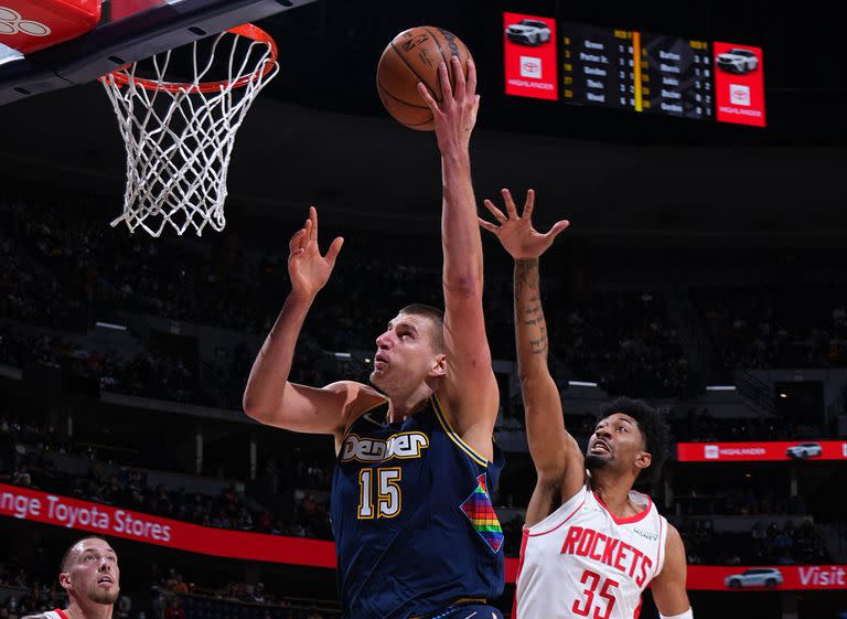 Bandeja de Nikola Jokic; un bloqueo del serbio cuando el partido terminaba le dio la victoria a Denver sobre Houston.