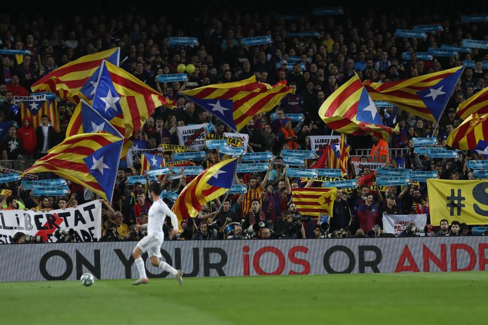 Aficionados del club Barcelona ondean banderas de independencia catalanas durante el encuentro entre el Barcelona y el Real Madrid en el Camp Nou de Barcelona, el miércoles 18 de diciembre de 2019. (AP Foto/Joan Monfort)