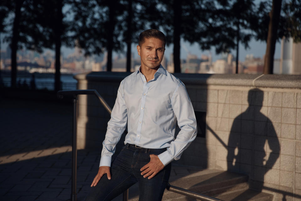 Erick Adame, un conocido presentador del clima de Nueva York antes de su despido, en Jersey City, Nueva Jersey, el 21 de septiembre de 2022. (Andres Kudacki/The New York Times)