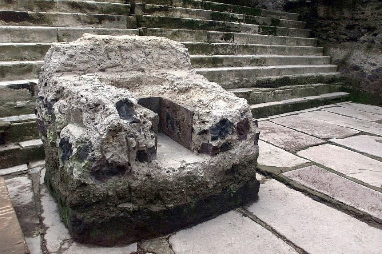 Unas escaleras que pudieron pertenecer al templo del dios azteca Tlaloc en Ciudad de México, en una imagen del 8 de agosto de 2000 (Omar Torres)