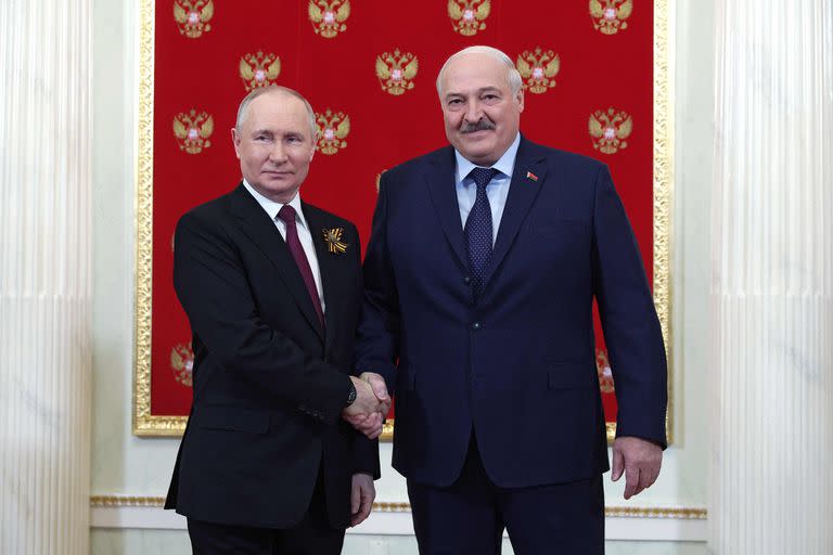 El presidente ruso Vladimir Putin saluda al presidente bielorruso Alexander Lukashenko en el Kremlin antes del desfile militar del Día de la Victoria en el centro de Moscú el 9 de mayo de 2023.