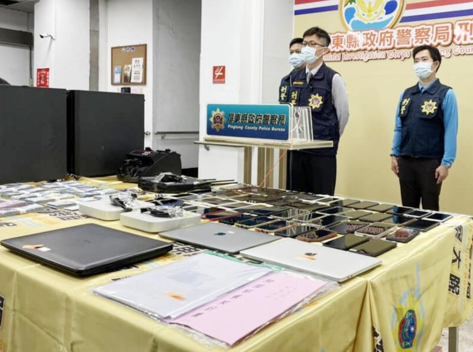 屏東縣警局宣布偵破跨國洗錢集團，查扣水房內犯罪設備。（記者毛莉攝）