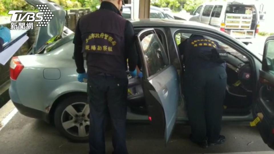 警方在車上搜出作案用的棍棒。（圖／TVBS）