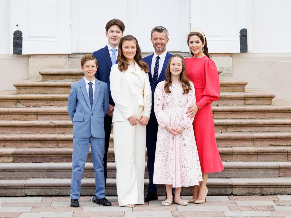 A photo of the Danish royal family in front of a staircase.