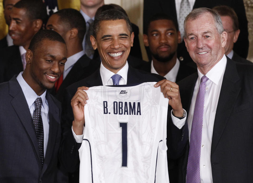 U.S. President Barack Obama is presented with a jersey from Kemba Walker (L) and coach Jim Calhoun (R) at a ceremony honoring the 2011 NCAA men's basketball champions University of Connecticut at the White House in Washington, May 16, 2011. REUTERS/Jim Young (UNITED STATES - Tags: SPORT BASKETBALL POLITICS)