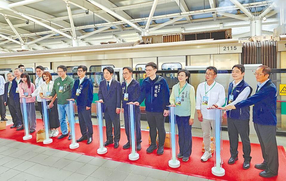 賴清德總統（右七）6月30日出席高雄捷運岡山車站通車典禮表示，捷運建設不僅能促進城市繁榮，更能帶動整個南台灣產業發展。（任義宇攝）