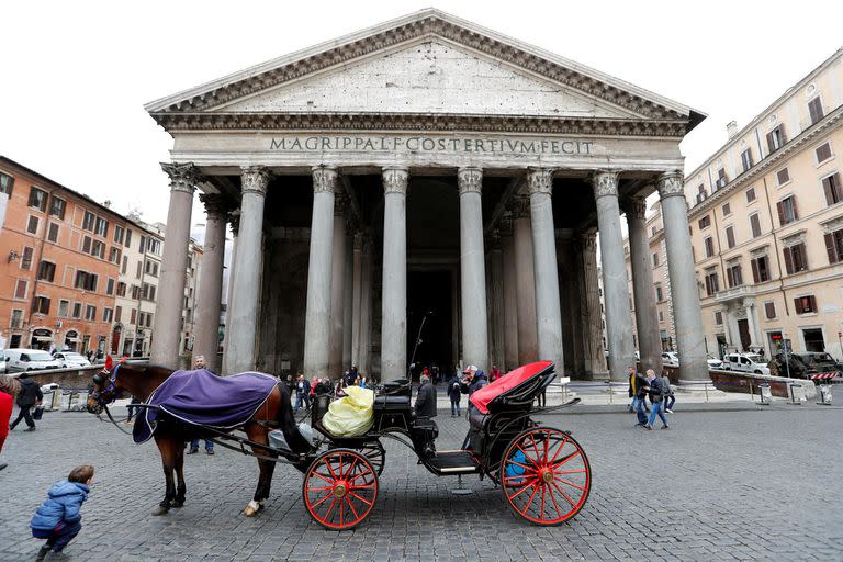 Un caballo y un carro vacíos fuera del Panteón en Roma, Italia, el 2 de marzo de 2020.