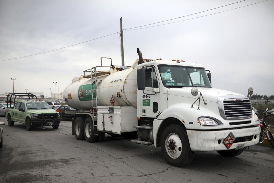 Un camión de transporte de Petroleos Mexicanos, Pemex, en Veracruz, México. (AP Photo/Felix Marquez)