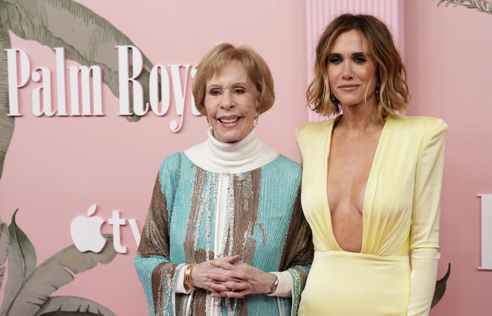 Carol Burnett, izquierda, y Kristin Wiig, del elenco de "Palm Royale", posan para un retrato en el estreno de la serie de Apple TV+ en el Teatro Samuel Goldwyn el jueves 14 de marzo de 2024, en Beverly Hills, California. (Foto AP/Chris Pizzello)