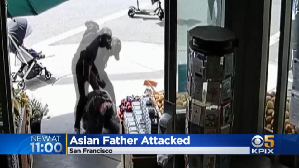 監視器拍攝到攻擊者以拳頭連續重擊該名亞裔人士。（圖／截取自KPIX新聞畫面）