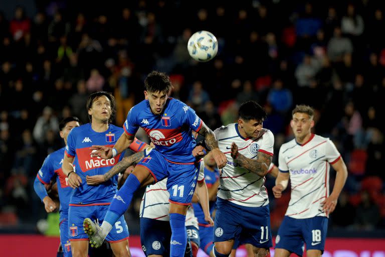 Alexis Castro, uno de los mejores de la cancha, gana de arriba; Tigre fue ampliamente superior al Ciclón

