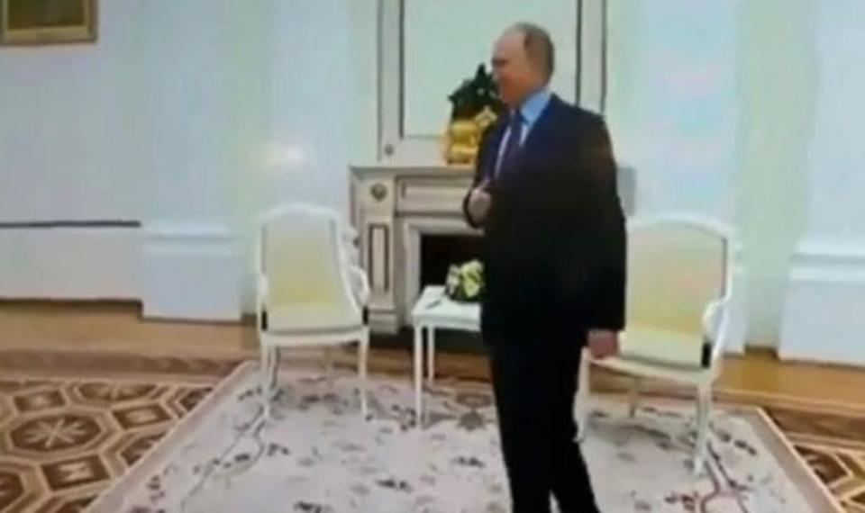 La mano de Vladimir Putin tiembla sin control al recibir al presidente bielorruso (Captura de pantalla)