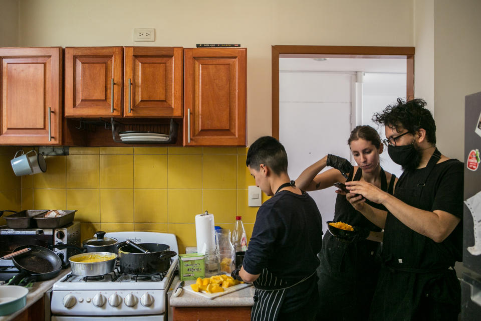 De izquierda a derecha: Yorely Valero, Andrea Ferrero y David Ayala Alfonso revisan los pedidos de su negocio Cuarentena Baking en la Ciudad de México, el 5 de septiembre de 2020. (Meghan Dhaliwal / The New York Times)