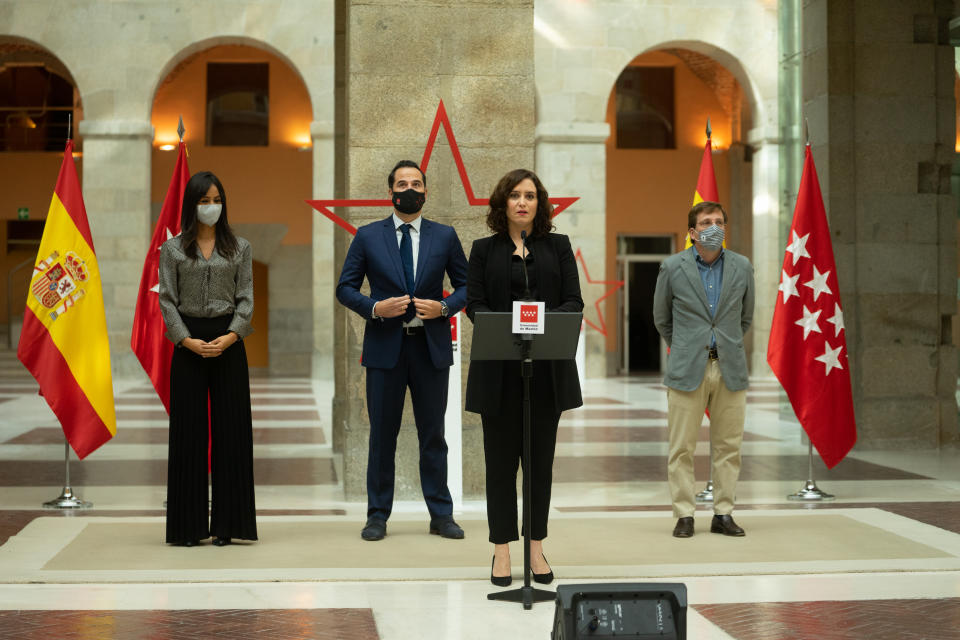 En lo que va de pandemia el gobierno de Isabel Díaz Ayuso ha visto salir a al menos once cargos ya fuese por cese o dimisión. (Foto: Jon Imanol Reino/NurPhoto via Getty Images)