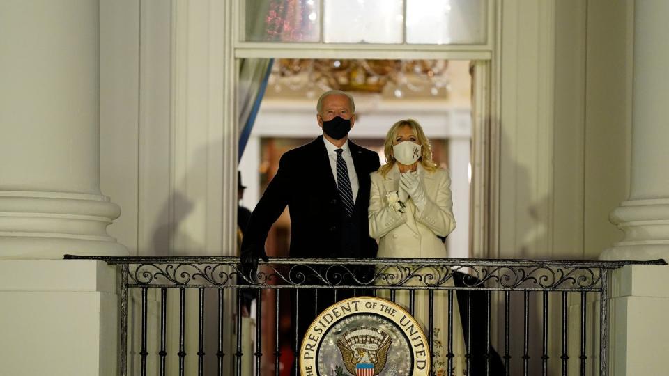 US-Präsident Joe Biden und First Lady Jill Biden nach der Amtseinführung auf dem  Balkon des Weißen Hauses.