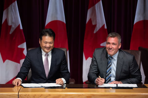 Kazuo Tadanobu, président et chef de la direction de Panasonic Energy, et Eric Desaulniers, président et chef de la direction de NMG. (Photo: Business Wire)