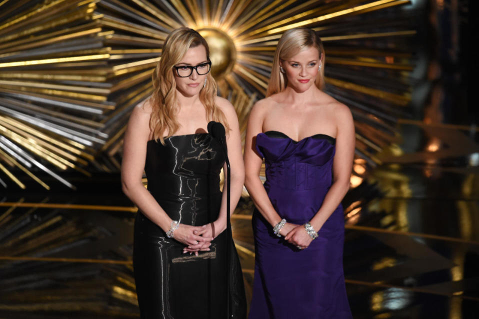 Interessante Entscheidungen in Sachen Fashion: Kate Winslet kommt mit Nerd-Brille und Reese Witherspoon mit einem Ausschnitt, das weniger ihr Dekolleté als ihren BH zur Schau stellte. (Foto: Getty Images)