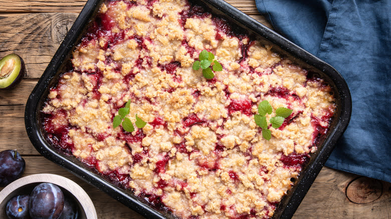 Streusel fruit pie and fork