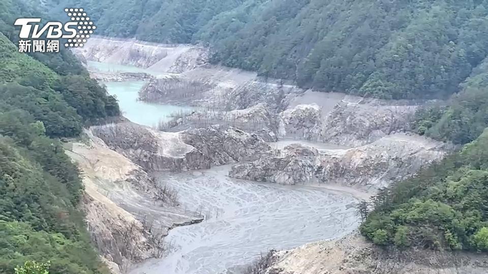 德基水庫河床全都裸露出來。（圖／TVBS資料畫面）