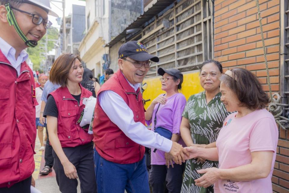 市長侯友宜（中）與阿美家園原住民族人握手致意。(圖/新北市政府原民局提供)