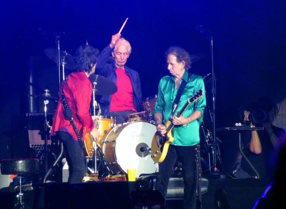 <span class="caption">Charlie Watts, entre Ron Wood y Keith Richards, en 2019, en uno de los últimos conciertos de los Rolling Stones, en la costa este de Estados Unidos. </span> <span class="attribution"><a class="link " href="https://www.shutterstock.com/es/image-photo/east-rutherford-njusa-august-1-2019-1476844562" rel="nofollow noopener" target="_blank" data-ylk="slk:Shutterstock;elm:context_link;itc:0;sec:content-canvas">Shutterstock</a></span>