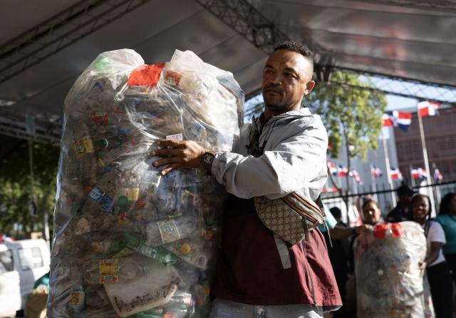 Entidades retan a RD evite millones de botellas plásticas